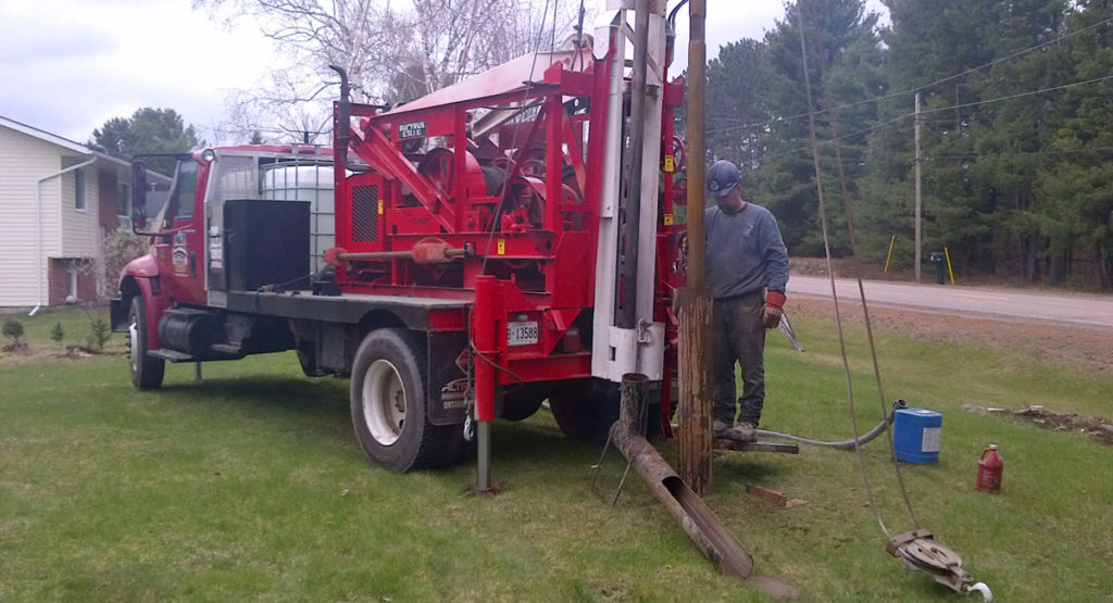 photo of mackinnon well drilling rig