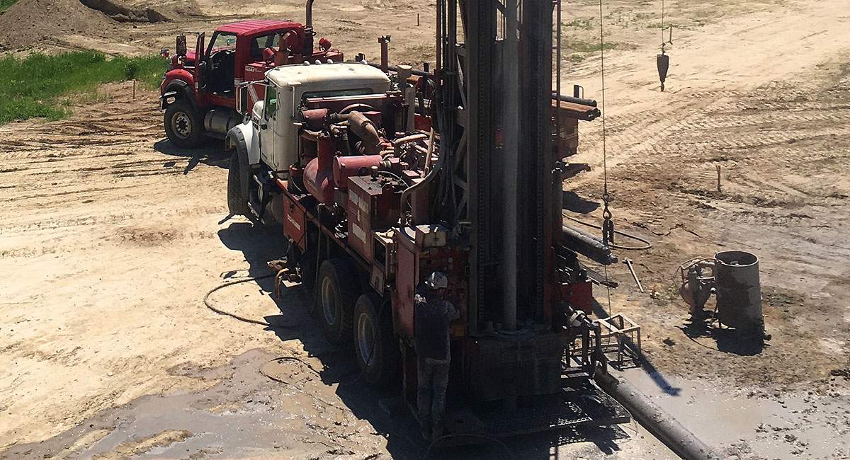 photo of mackinnon well drilling rig